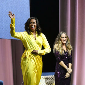 Říkal někdo, že žlutá je jenom pro teenagery? Michelle Obama dokázala, že ve žluté vypadá skvěle kdokoliv! Tento outfit navíc podpořila třpytivými botami od značky Balenciaga, které si zamilovala půlka Spojených států amerických. 
