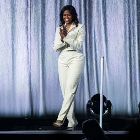 Když Michelle Obama dorazila svou knihu Becoming představit do Stockholmu, rozhodla se, že zvolí outfit od švédské značky Acne Studios. Vyplatilo se! 
