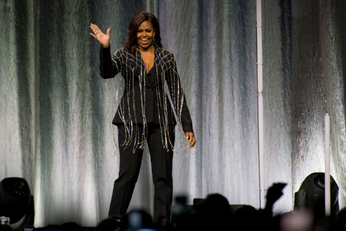 Jak upgradovat "obyčejný" černý kostýmek? Michelle Obama zná odpověď.
Jak upgradovat "obyčejný" černý kostýmek? Michelle Obama zná odpověď.