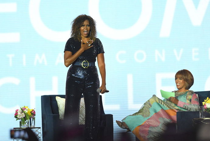 Na své vystoupení v rámci festivalu Essence si Michelle Obama oblékla overal s modrými flitry od Sergia Hudsona.
Na své vystoupení v rámci festivalu Essence si Michelle Obama oblékla overal s modrými flitry od Sergia Hudsona.