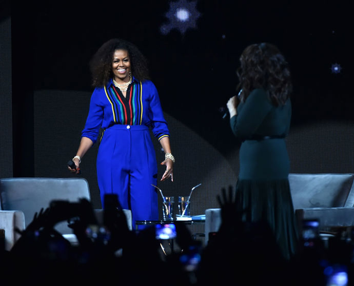 Tento modrý outfit od Elie Saab si Michelle natolik oblíbila, že si ho vzala rovnou dvakrát. Poprvé na akci BookTube v Austinu, podruhé na turné Oprah 2020 Vision Tour v Texasu.
Tento modrý outfit od Elie Saab si Michelle natolik oblíbila, že si ho vzala rovnou dvakrát. Poprvé na akci BookTube v Austinu, podruhé na turné Oprah 2020 Vision Tour v Texasu.