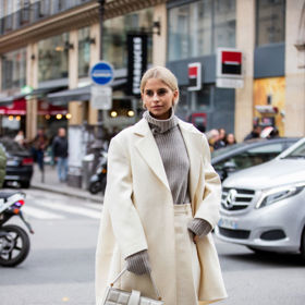 V zimních měsících můžete široké „baggy“ kalhoty kombinovat s hrubě pleteným rolákem a kabátem ve stylu influencerky Caroline Daur
