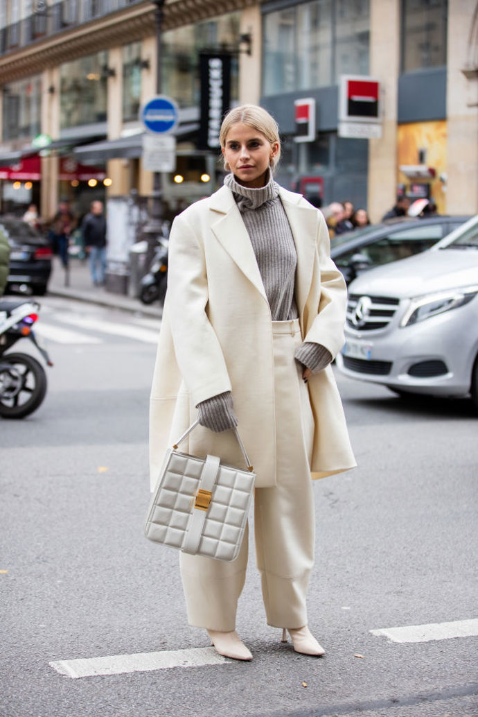 V zimních měsících můžete široké „baggy“ kalhoty kombinovat s hrubě pleteným rolákem a kabátem ve stylu influencerky Caroline Daur
