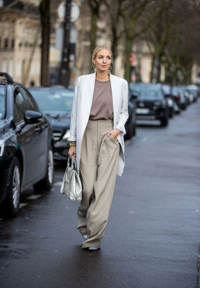 Ladění tón v tónu a nejjednodušší outfit, co může být – široké kalhoty, top a delší kabát.
