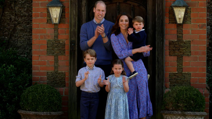 Princezna Kate a princ William s dětmi během první covidové vlny, když před domem tleskali všem záchranným složkám, které se podílely na boji proti koronaviru.
