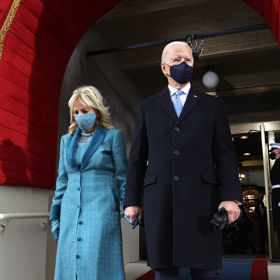 Nově zvolený americký prezident Joe Biden na inauguraci oblékl námořnicky modrý oblek a kabát od Ralpha Laurena. Jeho manželka Jill Biden zvolila šaty, kabát a roušku v modré barvě od značky Markarian. Šaty byly u krku ozdobené perlami a krystaly Swarovski vyskládanými do motivu květin. Podobně zdobený byl i kabát se sametovým límcem v tmavším odstínu.
Modrá barva má symbolizovat důvěru, odvahu a stabilitu. Celý outfit vytvořil tým značky Markarian v New Yorku a návrhářka Alexandra O'Neill ho ručně dotvářela u sebe ve studiu.
Nově zvolený americký prezident Joe Biden na inauguraci oblékl námořnicky modrý oblek a kabát od Ralpha Laurena. Jeho manželka Jill Biden zvolila šaty, kabát a roušku v modré barvě od značky Markarian. Šaty byly u krku ozdobené perlami a krystaly Swarovski vyskládanými do motivu květin. Podobně zdobený byl i kabát se sametovým límcem v tmavším odstínu.
Modrá barva má symbolizovat důvěru, odvahu a stabilitu. Celý outfit vytvořil tým značky Markarian v New Yorku a návrhářka Alexandra O'Neill ho ručně dotvářela u sebe ve studiu.