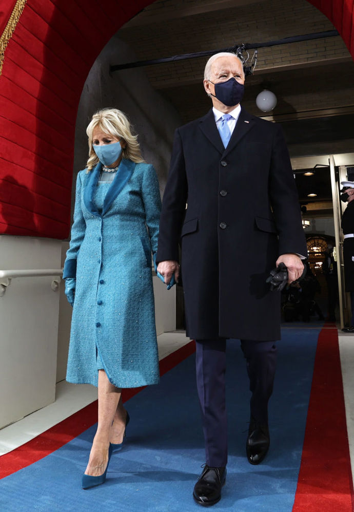 Nově zvolený americký prezident Joe Biden na inauguraci oblékl námořnicky modrý oblek a kabát od Ralpha Laurena. Jeho manželka Jill Biden zvolila šaty, kabát a roušku v modré barvě od značky Markarian. Šaty byly u krku ozdobené perlami a krystaly Swarovski vyskládanými do motivu květin. Podobně zdobený byl i kabát se sametovým límcem v tmavším odstínu.

Modrá barva má symbolizovat důvěru, odvahu a stabilitu. Celý outfit vytvořil tým značky Markarian v New Yorku a návrhářka Alexandra O'Neill ho ručně dotvářela u sebe ve studiu.
