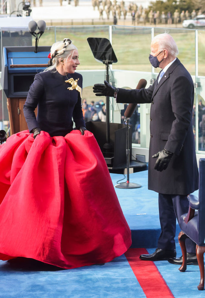Zpěvačka Lady Gaga na inauguraci zazpívala hymnu Spojených států amerických. Oblékla outfit v národních barvách od značky Schiaparelli Haute Couture navržený kreativním ředitelem Američanem Danielem Roseberrym. Kašmírové sáčko v námořnicky modré barvě a bohatou hedvábnou červenou sukni návrhář doplnil zlatou broží ve tvaru holubice.
