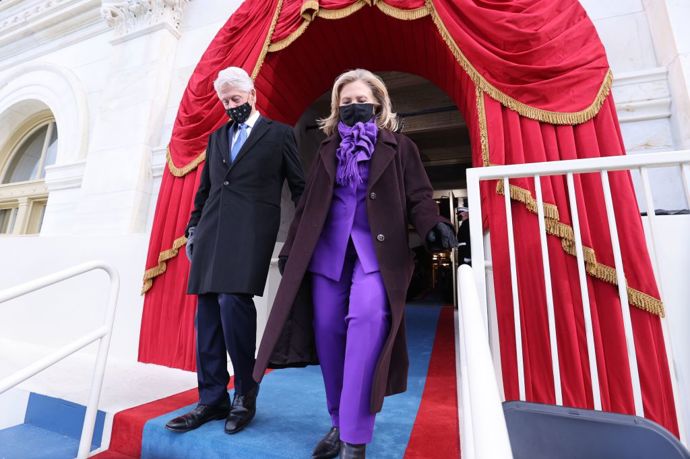 Hillary Clinton, bývalá první dáma a kandidátka na prezidentku v minulých volbách, oblékla komplet Ralph Lauren. Stejně jako Kamala Harris a Michelle Obama zvolila fialovou barvu, která symbolizuje naději a jednotu.
