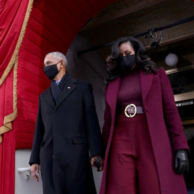 Bývalá první dáma Michelle Obama oblékla komplet rovněž od Sergia Hudsona. Outfit byl složen ze širokých kalhot s vysokým pasem, svetru a dlouhého kabátu.
Bývalá první dáma Michelle Obama oblékla komplet rovněž od Sergia Hudsona. Outfit byl složen ze širokých kalhot s vysokým pasem, svetru a dlouhého kabátu.