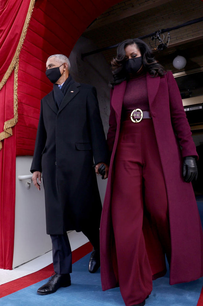 Bývalá první dáma Michelle Obama oblékla komplet rovněž od Sergia Hudsona. Outfit byl složen ze širokých kalhot s vysokým pasem, svetru a dlouhého kabátu.
