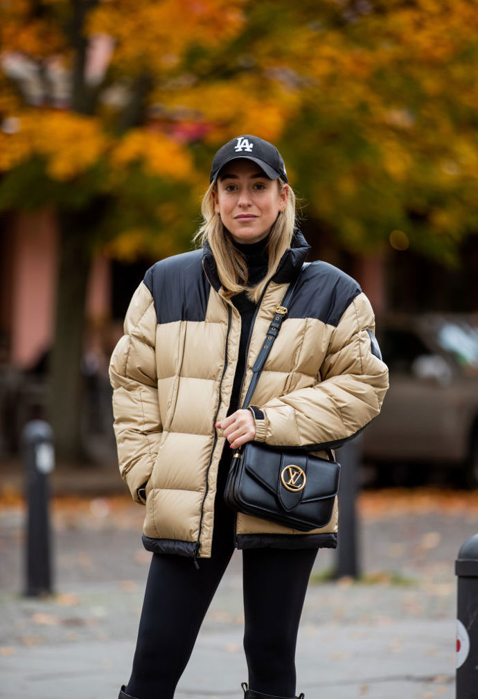 Oversized bundu můžete kombinovat i s legínami a kozačkami

