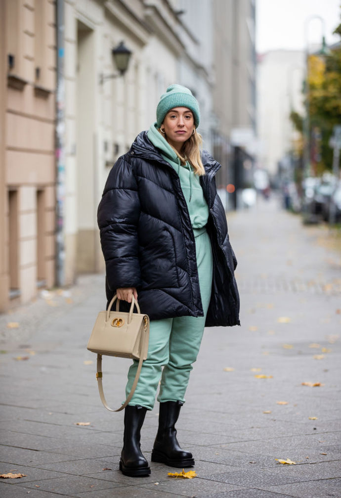 Lockdownem inspirovaný outfit v podobě teplákové soupravy a pohodlné péřové bundy
