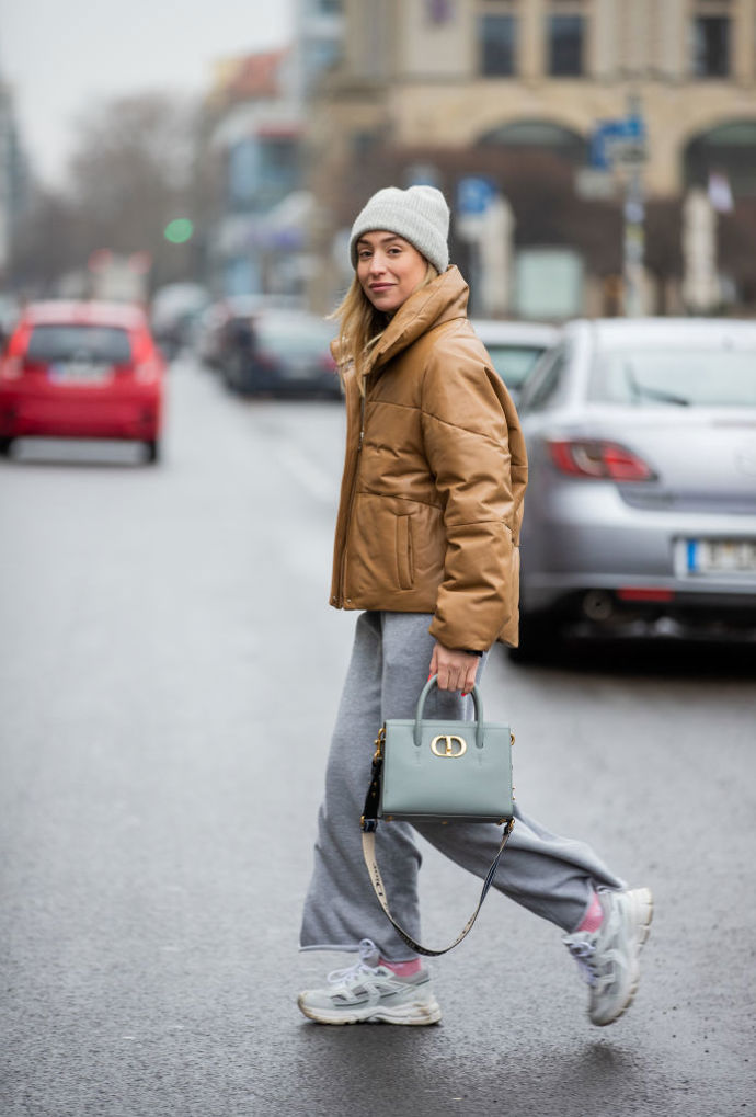 Béžová varianta jde snadno kombinovat do elegantních i sportovních outfitů
