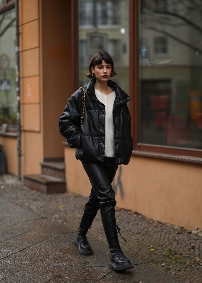 Celočerný outfit rozsvítíte bílým svetříkem a zlatým řetězem na kabelce
