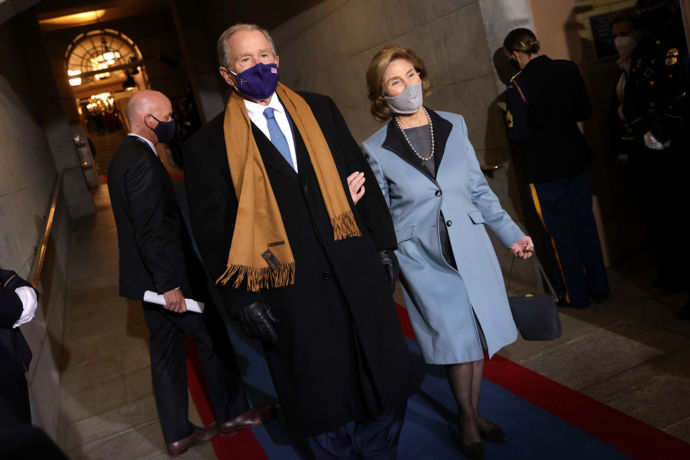 Bývalá první dáma Laura Bush zvolila tradiční modrou barvu v podobě tmavě modrých šatů a světlého kabátu s černým límcem. Její manžel, bývalý americký prezident George W. Bush, sladil kravatu s barvou jejího kabátu.

