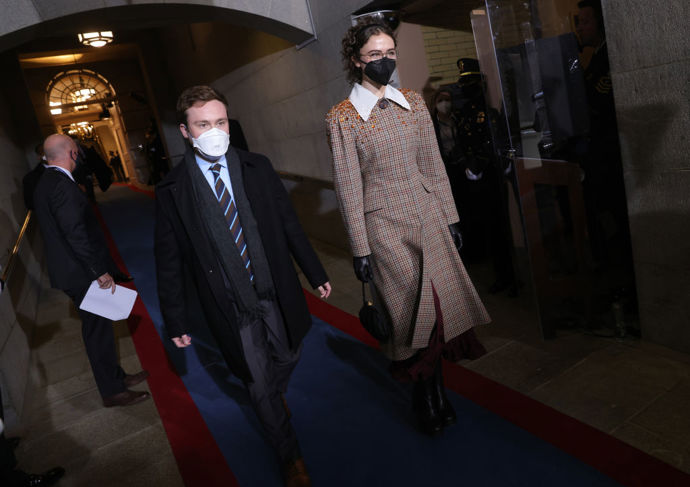 Svým outfitem bezpochyby všechny módní insidery nadchla nevlastní dcera viceprezidentky Kamaly Harris Ella Emhoff, která oblékla kostkovaný kabát Miu Miu se zdobenými rameny a bílým límečkem. Look doplnila čelenkou Loeffler Randall a neutrální černou rouškou.
