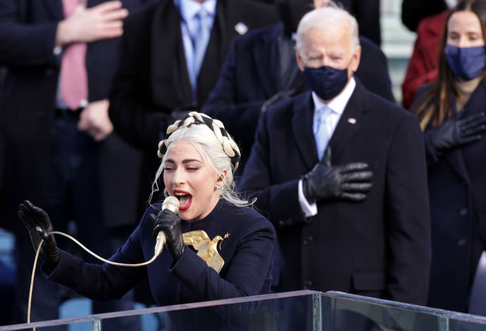 Outfit Lady Gaga byl sladěný do posledního detailu, a to včetně mikrofonu

