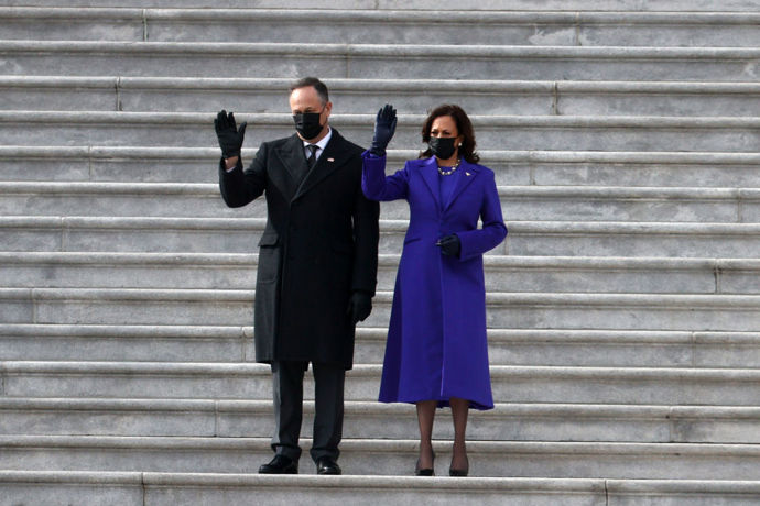 Viceprezidentka Kamala Harris oblékla fialový komplet od designérů Christophera Johna Rodgerse a Sergia Hudsona. Fialovou barvu zvolila, protože vznikne smícháním amerických národních barev červené a modré.
