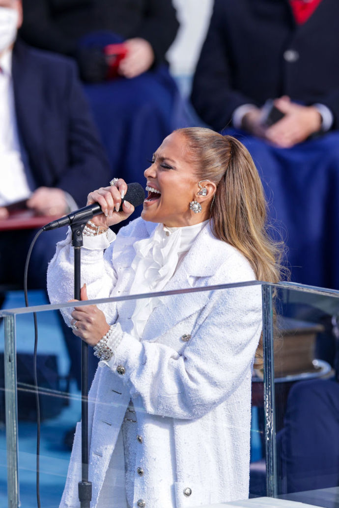 Chanel outfit Jennifer Lopez doplnila perlami a šperky ve stříbrné barvě.
