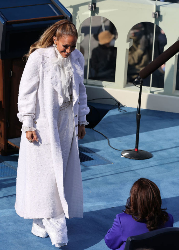 Na inauguraci zazpívala také Jennifer Lopez. Ta oblékla celobílý komplet od Chanel.
