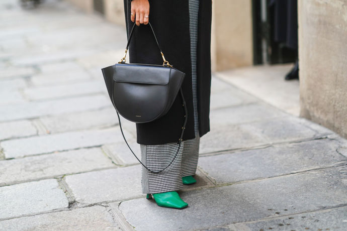 Černobílý outfit se nebojte rozsvítit barevnými botami
