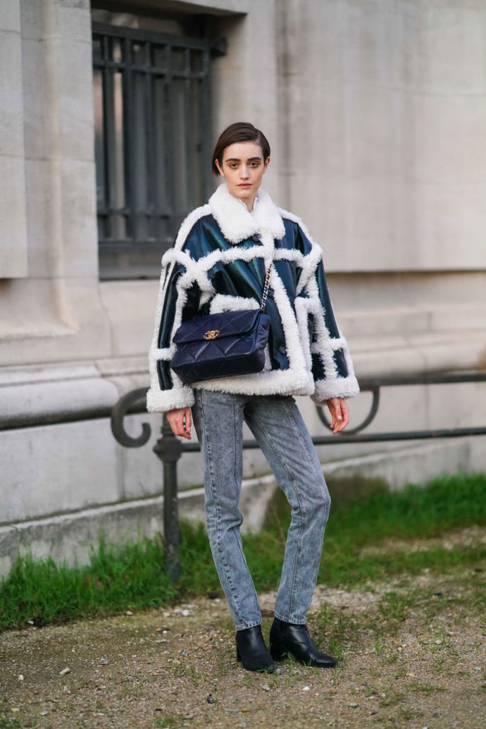 Vždy vás zajímalo, co nosí modelky v civilu? Třeba i koženou bundu s „fluffy“ detaily, džíny a samozřejmě klasickou Chanel prošívanou kabelku se zlatou sponou.
