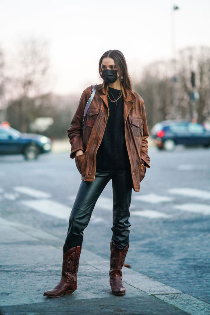 Líbí se vám kovbojský styl? Hnědou bundu a kozačky jednoduše zkombinujte s celočerným outfitem
