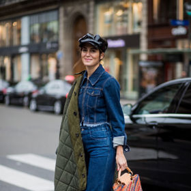 All denim kombinace nikdy nezestárnou. Rozšiřující se džíny budou vždy vypadat lépe s alespoň mírným podpatkem
