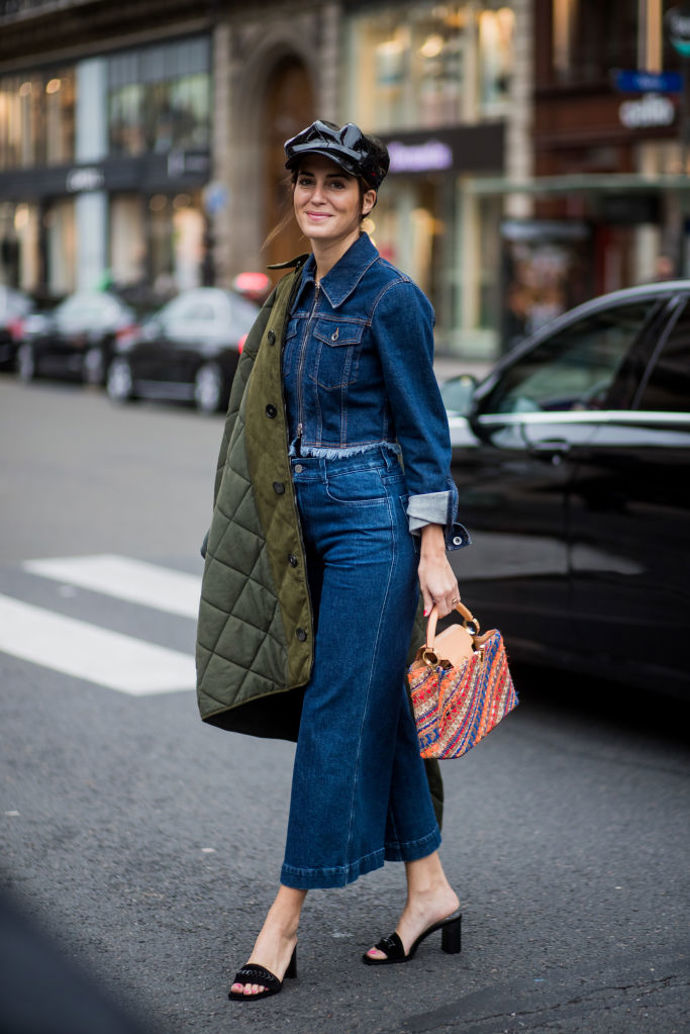 All denim kombinace nikdy nezestárnou. Rozšiřující se džíny budou vždy vypadat lépe s alespoň mírným podpatkem

