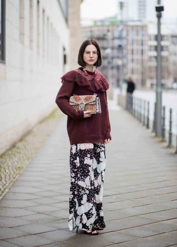 Outfit tak trochu inspirovaný lockdownem vytvoříte za pomoci kalhot, které vypadají jako pyžamové, a pleteného svetru
