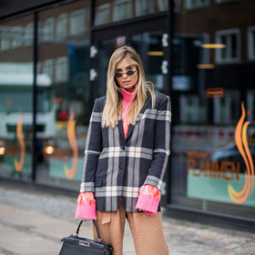 K béžovým širokým kalhotám se hodí kostkované sako a tenisky. Vytvoříte tak nenucený ležérní look.

