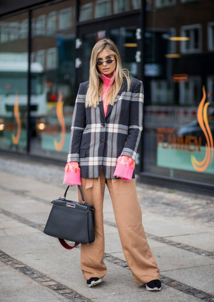 K béžovým širokým kalhotám se hodí kostkované sako a tenisky. Vytvoříte tak nenucený ležérní look.
