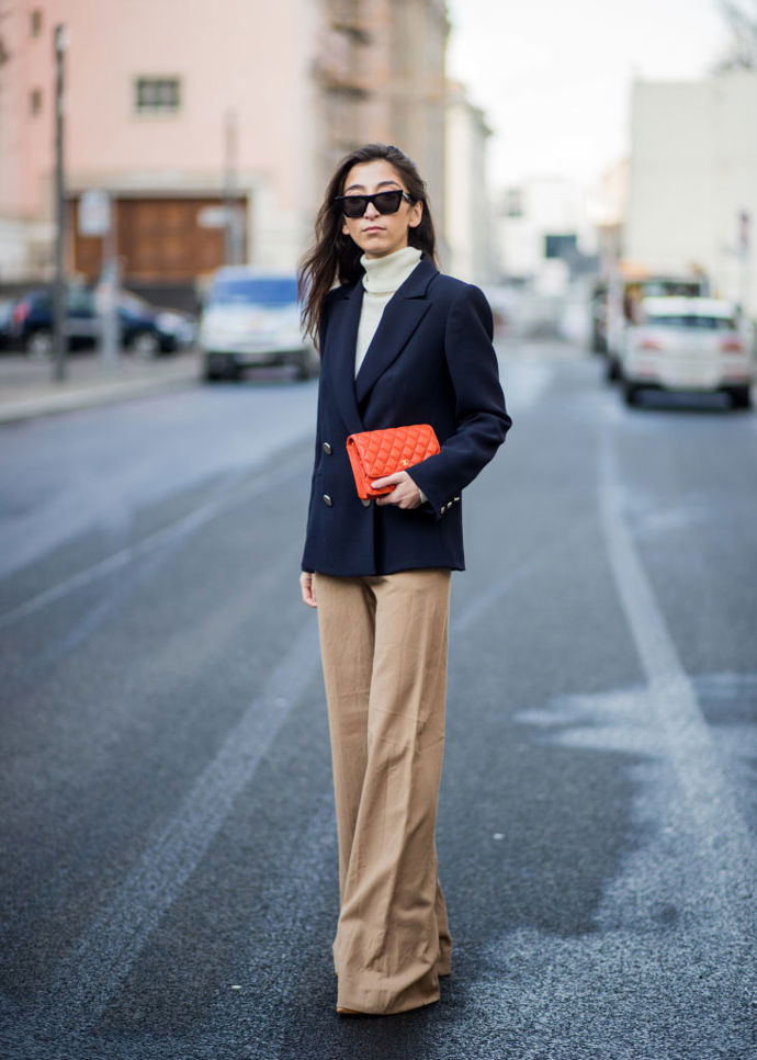 Klasický office look do chladnějšího počasí – rolák, silnější sako a široké kalhoty a k tomu zářivá kabelka
