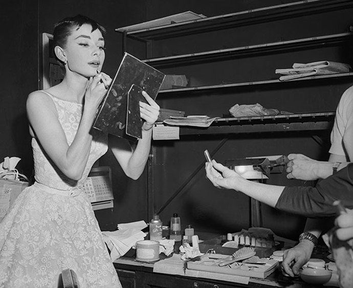 Příprava na předávání Oscarů v roce 1954, kde byla nominovaná za film Prázniny v Římě.
