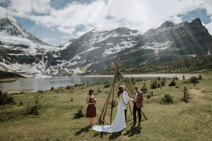 Úžasná fotografie od Virginia Strobel a Evan Cikaluka.
Úžasná fotografie od Virginia Strobel a Evan Cikaluka.