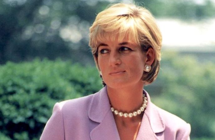 Princezna Diana ztělesňovala eleganci a půvab a ve své době platila za módní ikonu. Kostýmky Chanel doplněné perlami jsou nestárnoucí klasikou.
Princezna Diana ztělesňovala eleganci a půvab a ve své době platila za módní ikonu. Kostýmky Chanel doplněné perlami jsou nestárnoucí klasikou.