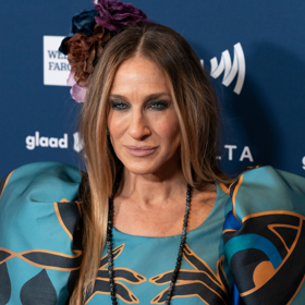 Nahota patří k Sexu ve městě jako barevné stromy k podzimu. Určitě jste si všimli, že Sarah Jessica Parker v seriálu ani filmu nikdy nahá nebyla. Proč? Jako jediná měla ve smlouvě uvedeno, že se nemusí svlékat ani nijak obnažovat. 
