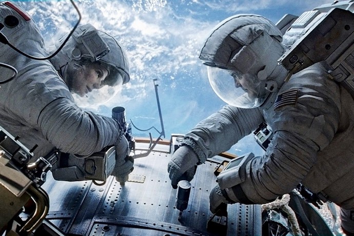 Film Gravitace má skutečně velmi malé herecké obsazení, že se nám až nechce věřit, že mohlo být jiné. Původně však namísto Sandry Bullock a George Clooneyho režisér Alfonso Cuaron uvažoval o Angelině Jolie a Robertu Downeym Jr.
