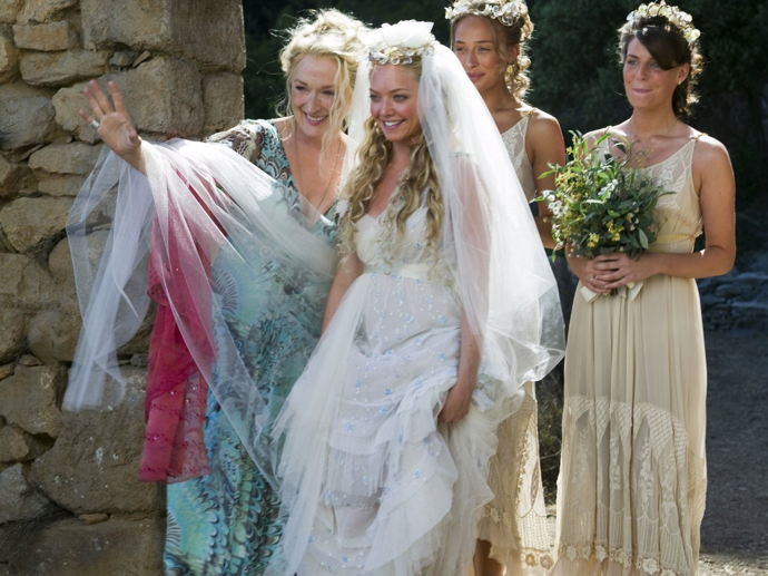 Mamma Mia - Řecký Ostrov Skopelos

Nebýt oblíbeného trháku Mamma Mia plného hitů od švédské skupiny ABBA, nikdo by řecký ostrov Skopelos neznal. Díky filmu se stal turistickou atrakcí. Najdete zde i skalní kapličku, kde si Meryl Streep vzala Pierce Brosnana. Přijdete zde ale na malý filmový podvod - interiér je tak malý, že se scéna natáčela na jiném místě.
