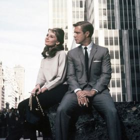 New York - Snídaně u Tiffanyho

Filmů odehrávajících se v New Yorku je nespočet, od Když Harry potkal Sally až po Sex ve městě, ale žádný z nich není tak klasický a elegantní jako právě Snídaně u Tiffanyho s nezapomenutelnou Audrey Hepburn v hlavní roli.
