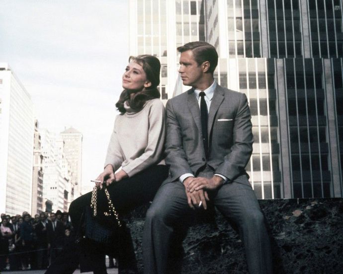 New York - Snídaně u Tiffanyho

Filmů odehrávajících se v New Yorku je nespočet, od Když Harry potkal Sally až po Sex ve městě, ale žádný z nich není tak klasický a elegantní jako právě Snídaně u Tiffanyho s nezapomenutelnou Audrey Hepburn v hlavní roli.
