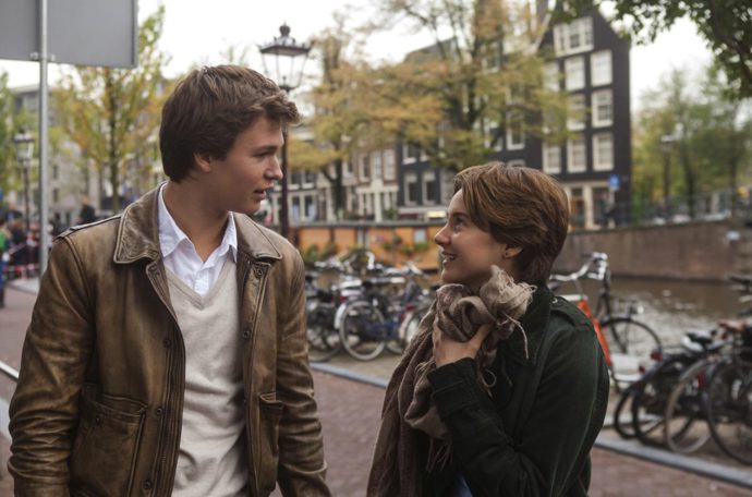 Amsterdam - Hvězdy nám nepřály

Na první pohled klasický romantický příběh dvou teenagerů, které spojuje pohrdání konvencemi a především láska, co s nimi cloumá. Na pohled druhý film o boji s rakovinou, který ani jeden nevzdává. Jestli čekáte, že je film deprese od začátku do konce, mýlíte se. Přes těžké téma je plný kousavéhé humoru, chvíli vám je do smíchu, chvíli do pláče. A jak se hlavní hrdinové najednou ocitnou v Amsterdamu? Vydají se tam za autorem oblíbené knihy. Hazel (Shailene Woodley) toto malé dobrodružství nazvala „Malou věčností – nekonečnem mezi sečtenými dny."
