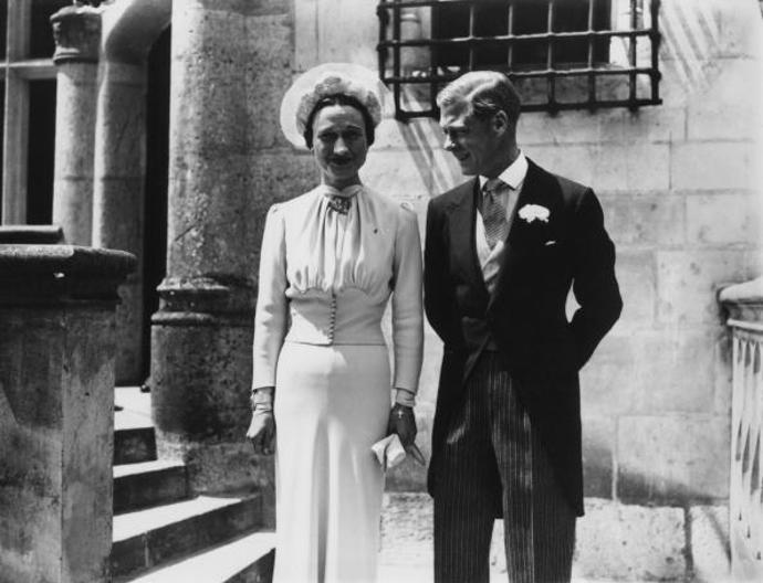 30. léta – Wallis Simpson a abdikující britský král Edward VIII.
Titul nejskandálnější svatby patří bezesporu Wallis Simpson a abdikujícímu britskému monarchovi Edwardu VIII. Lidmi oblíbený panovník dobrovolně přenechal vládu nad Velkou Británií svému mladšímu bratrovi Jiřímu VI. a rázem se stal z miláčka národa nenáviděným zrádcem. To vše podstoupil kvůli dvakrát rozvedené Američance Wallis Simpson. Výstřední dámu, která se stala jeho posedlostí a jíž se odmítal za jakýchkoli okolností vzdát, pojal za choť na francouzském zámku Candé 3. srpna roku 1937.
Štíhlá nevěsta zvolila světle modré šaty od amerického návrháře Mainbochera, ladící s barvou jejích očí, ozdobené širokým pasem na knoflíčky. Ve stejném odstíny byly sladěny i doplňky – klobouček se závojem a saténové rukavičky. Milovnice šperků neopomněla ozdobit své zápěstí oblíbeným náramkem s kříži od Cartiera.
Manželství vévody z Windsoru zůstalo bezdětné (Wallis v prvním svazku potratila a od té doby nemohla otěhotnět) a ve francouzském vyhnanství provázené steskem po domovině.
30. léta – Wallis Simpson a abdikující britský král Edward VIII.
Titul nejskandálnější svatby patří bezesporu Wallis Simpson a abdikujícímu britskému monarchovi Edwardu VIII. Lidmi oblíbený panovník dobrovolně přenechal vládu nad Velkou Británií svému mladšímu bratrovi Jiřímu VI. a rázem se stal z miláčka národa nenáviděným zrádcem. To vše podstoupil kvůli dvakrát rozvedené Američance Wallis Simpson. Výstřední dámu, která se stala jeho posedlostí a jíž se odmítal za jakýchkoli okolností vzdát, pojal za choť na francouzském zámku Candé 3. srpna roku 1937.
Štíhlá nevěsta zvolila světle modré šaty od amerického návrháře Mainbochera, ladící s barvou jejích očí, ozdobené širokým pasem na knoflíčky. Ve stejném odstíny byly sladěny i doplňky – klobouček se závojem a saténové rukavičky. Milovnice šperků neopomněla ozdobit své zápěstí oblíbeným náramkem s kříži od Cartiera.
Manželství vévody z Windsoru zůstalo bezdětné (Wallis v prvním svazku potratila a od té doby nemohla otěhotnět) a ve francouzském vyhnanství provázené steskem po domovině.