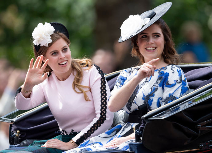 Princezna Eugenie a princezna Beatrice ve Vogue

Možná nešlo o nejskandálnější rozhovor všech dob, avšak rozhodně patřil k těm nejosobnějším. Princezna Eugenie a její sestra princezna Beatrice v roce 2018 kývly na rozhovor pro magazín Vogue a promluvily o nepříjemném britském tisku. „O Beatrice byl napsán hrozný článek a bylo vidět, že ji to opravdu rozrušilo. Následně se zakolísala a rozbrečela se,“ řekla princezna Eugenie. Kromě toho také připustila, že palác nebyl nadšený z toho, když na svém Instagramu sdílela fotografii s problémovým tatínkem princem Andrewem.
