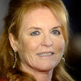 Sarah Ferguson a Oprah Winfrey

Pro Oprah Winfrey nebyl královský rozhovor s princem Harrym a Meghan žádnou premiérou. Už v roce 1996 moderátorka vyzpovídala Sarah Ferguson, která otevřeně promluvila o manželství s princem Andrewem, krutých britských médiích i pravidlech, která musela dodržovat ve vlastním domě. V rozhovoru také zmínila, že pro „outsidera“ není jednoduché, aby ho královská rodina láskyplně přijala.

Zatímco z prvního rozhovoru odešla Sarah Ferguson jako hrdinka, druhý rozhovor, který následoval o patnáct let později, ji „srazil na kolena“. V tu dobu byla vévodkyně z Yorku pod drobnohledem novinářů, neboť nabídla reportérovi v utajení, že mu v přepočtu za 15 milionů korun zajistí přístup ke svému někdejšímu manželovi. Tento úplatkářský skandál zacloumal nejen britskou monarchií, ale také celou veřejností. Když během rozhovoru Oprah Winfrey pustila záběry ze skryté kamery, Sarah Ferguson řekla: „Děkuji, že jsi mi to ukázala, protože cítím k té Sarah na záběrech opravdovou lítost.“
