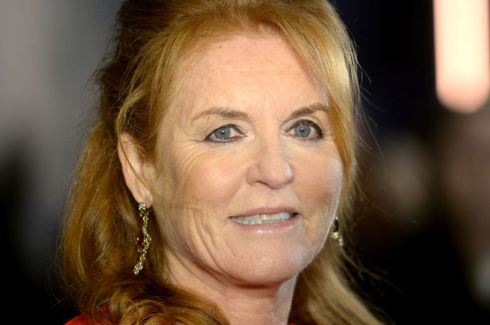 Sarah Ferguson a Oprah Winfrey

Pro Oprah Winfrey nebyl královský rozhovor s princem Harrym a Meghan žádnou premiérou. Už v roce 1996 moderátorka vyzpovídala Sarah Ferguson, která otevřeně promluvila o manželství s princem Andrewem, krutých britských médiích i pravidlech, která musela dodržovat ve vlastním domě. V rozhovoru také zmínila, že pro „outsidera“ není jednoduché, aby ho královská rodina láskyplně přijala.

Zatímco z prvního rozhovoru odešla Sarah Ferguson jako hrdinka, druhý rozhovor, který následoval o patnáct let později, ji „srazil na kolena“. V tu dobu byla vévodkyně z Yorku pod drobnohledem novinářů, neboť nabídla reportérovi v utajení, že mu v přepočtu za 15 milionů korun zajistí přístup ke svému někdejšímu manželovi. Tento úplatkářský skandál zacloumal nejen britskou monarchií, ale také celou veřejností. Když během rozhovoru Oprah Winfrey pustila záběry ze skryté kamery, Sarah Ferguson řekla: „Děkuji, že jsi mi to ukázala, protože cítím k té Sarah na záběrech opravdovou lítost.“
