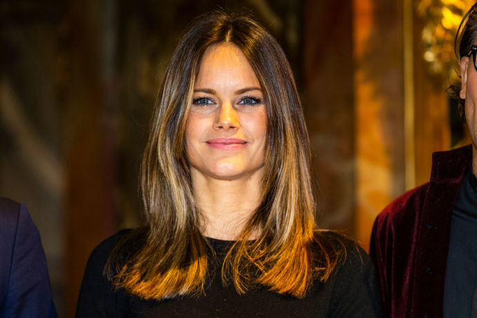 Princezna Sophie
Ruku na srdce, švédské princezně Sophii trvalo poměrně dlouho, než veřejnost zapomněla na její kariéru modelky. Neurozená Sophie ale ukázala, že minulost bychom měli nechat minulostí, a mnohem lepší bude, když se zaměříme na budoucnost. Krok po krůčku si Sophie získávala srdce občanů, až se z ní stala oblíbená postava švédské šlechty. Během pandemie koronaviru navíc dokázala, že bez problému odloží královskou korunku a ráda pomůže tam, kde je to nejvíce potřeba. Po absolvování školení se stala dobrovolníkem ve švédské nemocnici Sophiahemmet Hospital, kde pomáhala ulehčit práci zdravotnickému personálu.
Princezna Sophie
Ruku na srdce, švédské princezně Sophii trvalo poměrně dlouho, než veřejnost zapomněla na její kariéru modelky. Neurozená Sophie ale ukázala, že minulost bychom měli nechat minulostí, a mnohem lepší bude, když se zaměříme na budoucnost. Krok po krůčku si Sophie získávala srdce občanů, až se z ní stala oblíbená postava švédské šlechty. Během pandemie koronaviru navíc dokázala, že bez problému odloží královskou korunku a ráda pomůže tam, kde je to nejvíce potřeba. Po absolvování školení se stala dobrovolníkem ve švédské nemocnici Sophiahemmet Hospital, kde pomáhala ulehčit práci zdravotnickému personálu.