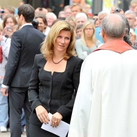 Märthe-Louise

I v norských královských kruzích můžeme objevit princeznu, která se rozhodla jít vlastní cestou. Řeč je o Märthe-Louise, dceři krále Haralda V. a norské královny Sonji, která má blízko ke spiritualitě a věcem mezi nebem a zemí. V roce 2007 princezna založila školu s názvem Astarte Education, ve které studenty učila komunikovat s anděly. Kromě toho je známá i pro spirituální tour The Princess and the Shaman. "Princezna Märthe-Louise vystoupila z tradiční role princezny. Díky tomu má dva fungující start-upy a inspiruje lidi po celém světe, aby následovali své vysněné povolení bez ohledu na původ nebo gender," zní na oficiálních stránkách spirituální tour po Norsku. 
