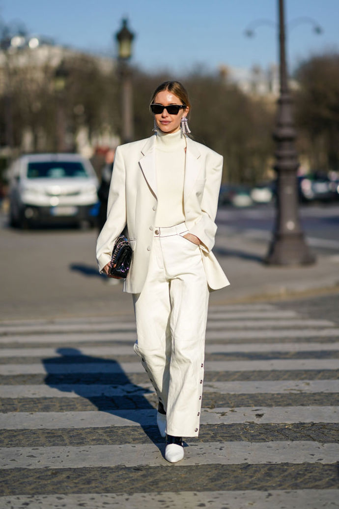 U celobílého outfitu jsou důležité kvalitní neprůsvitné materiály
